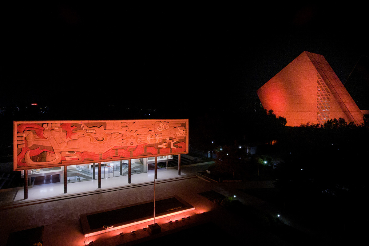 Rectoría del Tec de Monterrey iluminada en color naranja