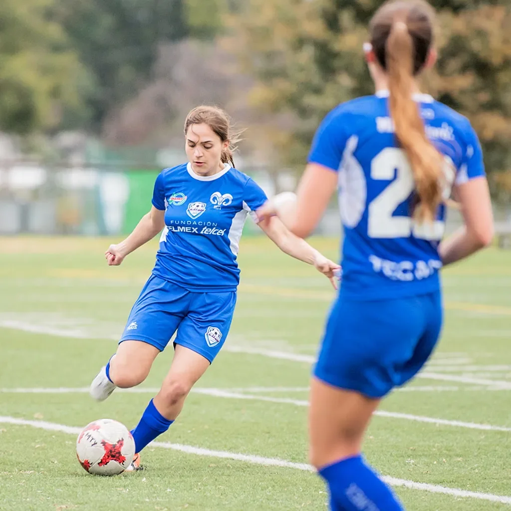 Alumna jugando fútbol, Borregos Tec