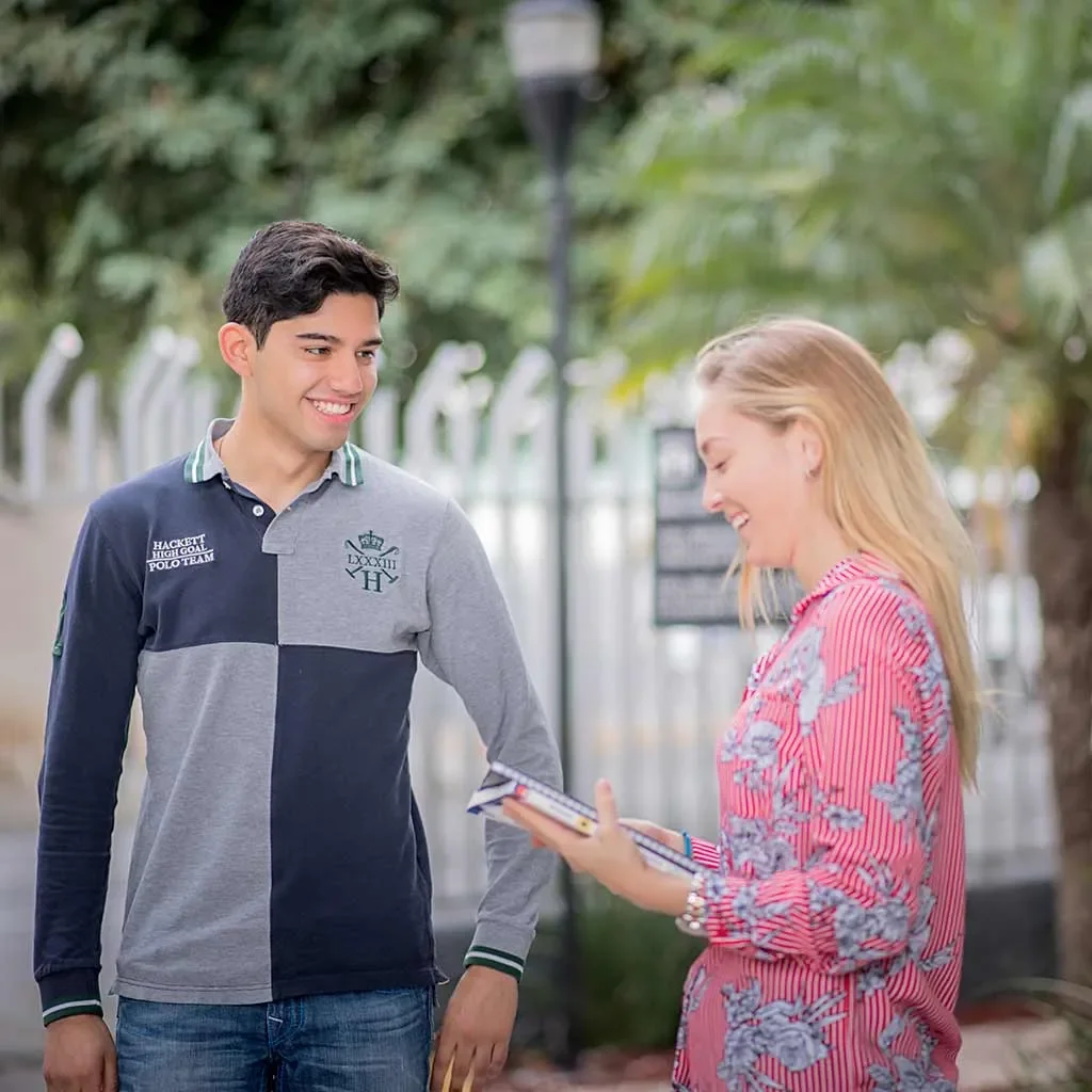Alumnos conversando, Residencias Tec