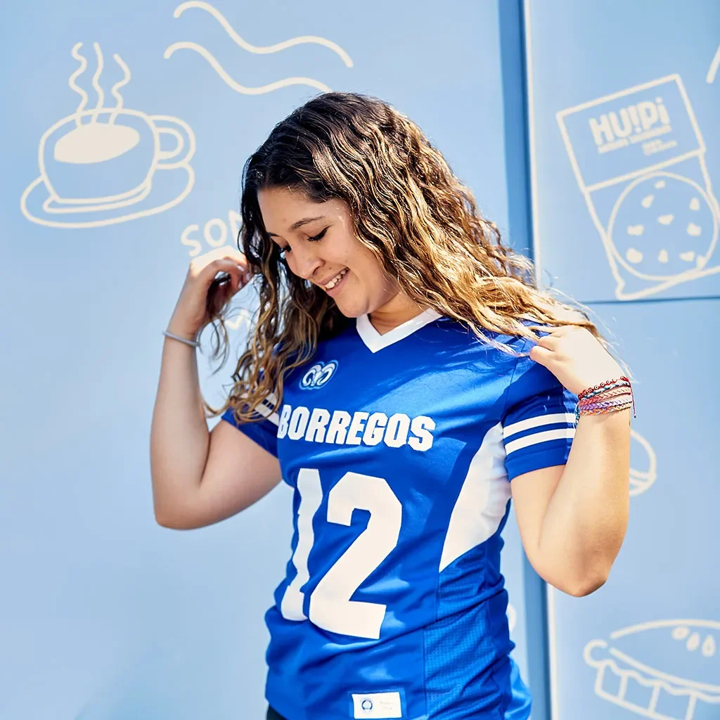 Alumna con blusa de Borregos, TECStore