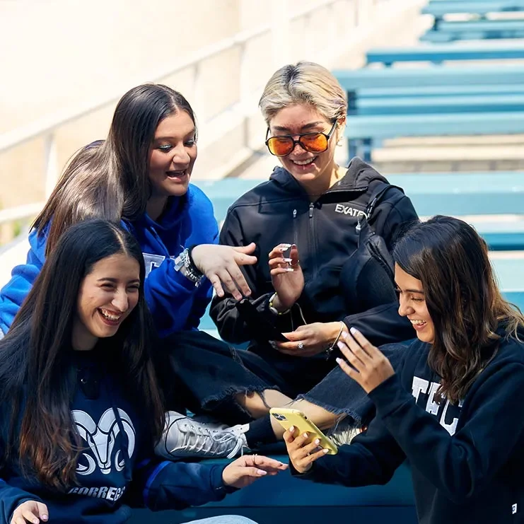 Alumnas conversando con sudadera de TECStore