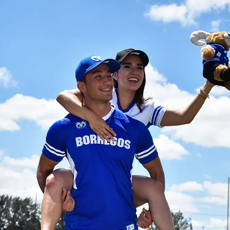 Personas utilizando artículos TECStore