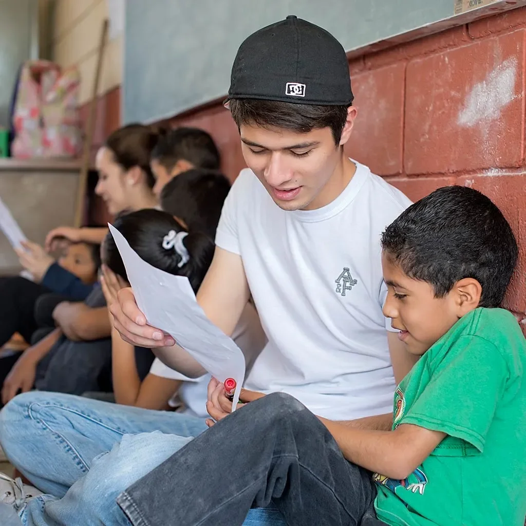 Alumnos realizando su servicio en comunidad