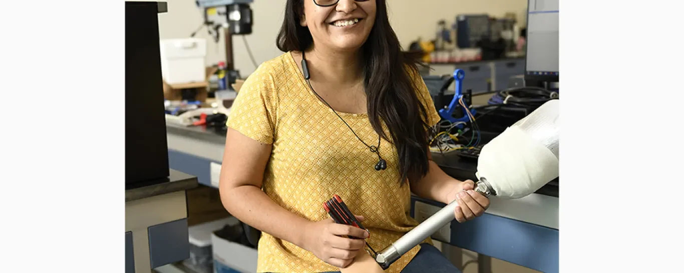 Persona sosteniendo prótesis en un taller