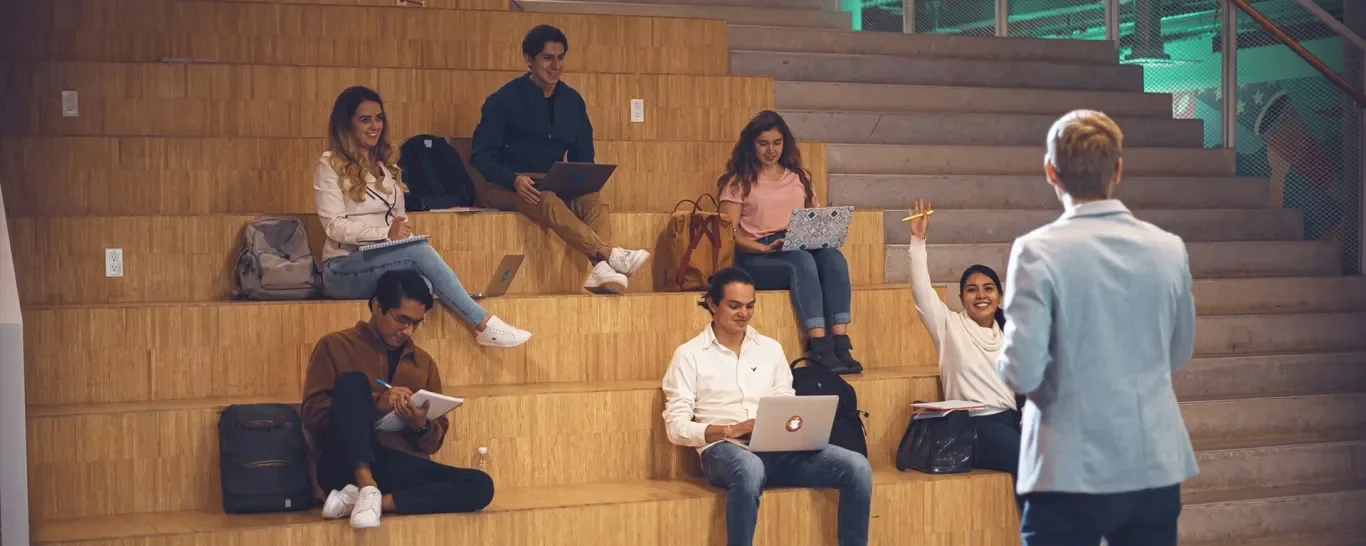 Profesor con alumnos