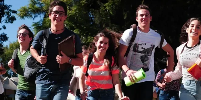 Alumnos caminando en campus