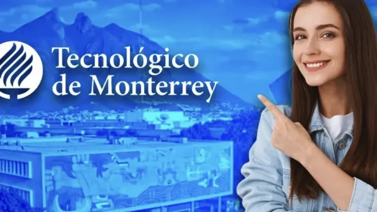 Una estudiante señala el logotipo del Tec, con el cerro de la silla al fondo.